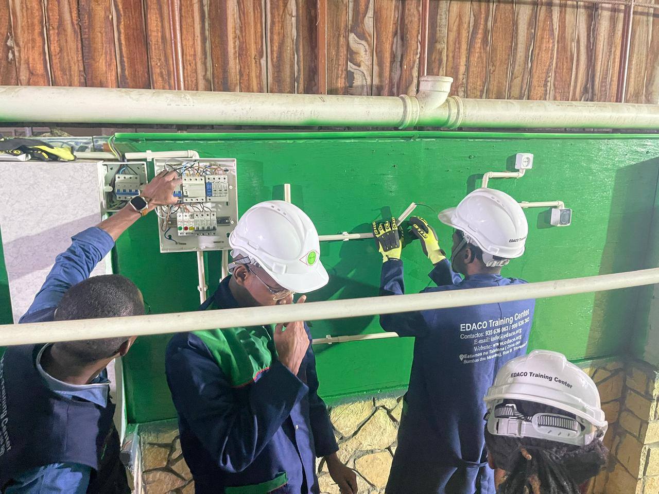 Prática de Instalação Eléctrica no Curso de Electricidade de Manutenção Industrial