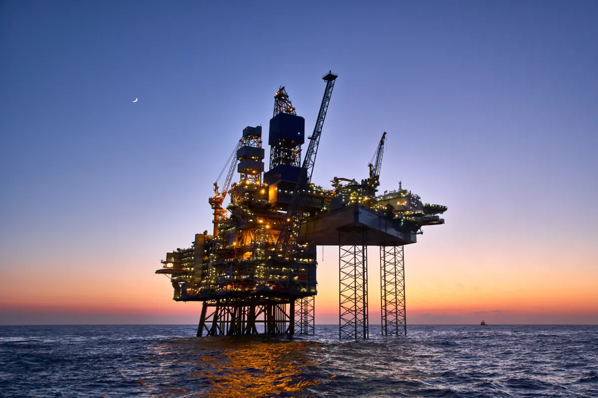 Petróleo mantém tendência de queda com avanços nas negociações EUA-Irão